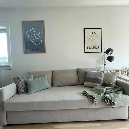 - Center - Spacious Floor With Big Private Balcony 公寓 *