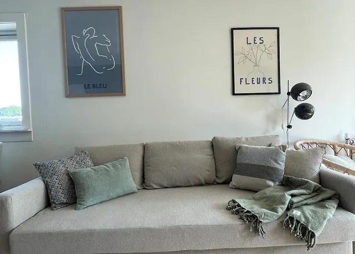 - Center - Spacious Floor With Big Private Balcony 公寓 *