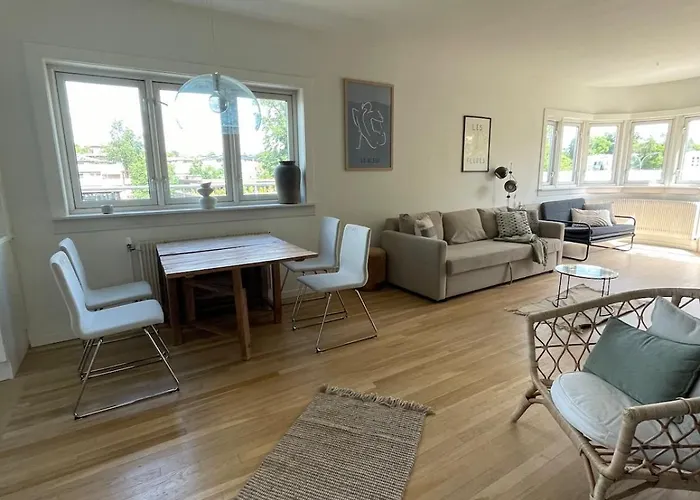 公寓 - Center - Spacious Floor With Big Private Balcony *